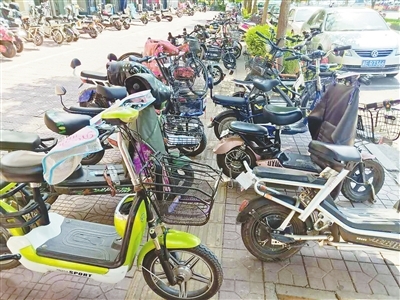 邢臺123:隨意停放機動車電動車、商家堆放雜物&hellip;記者走訪發(fā)現(xiàn),市區(qū)多處盲道被占用